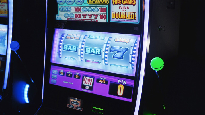 Dragon Gaming Dragon's Fortune Megaways online slot machine with glowing neon reels