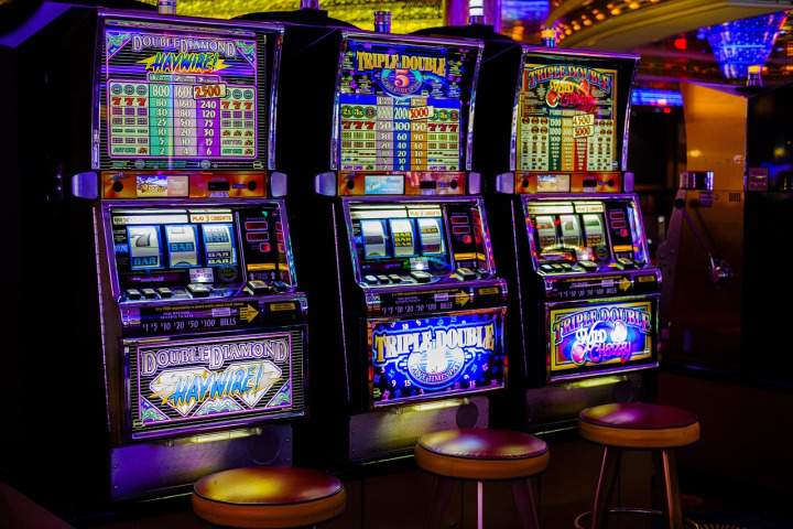 Dragon Gaming Dragon's Treasure Room online casino games and slot machines