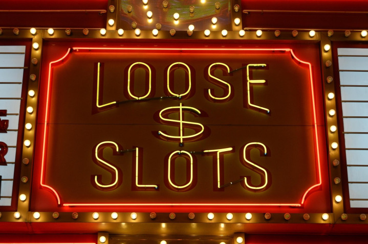 Dragon Gaming Lucky Dragon Spin high volatility slot game reels in Las Vegas style