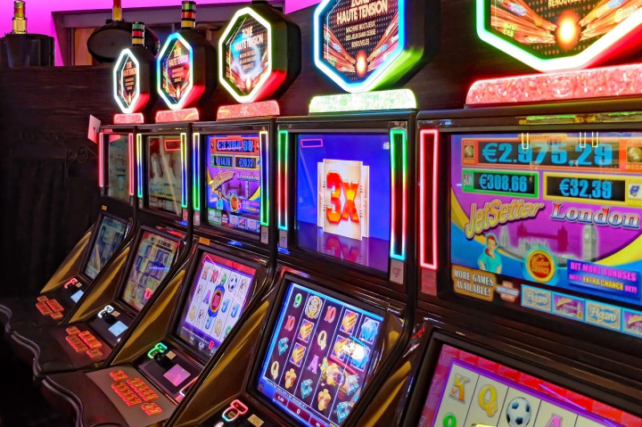 Dragon Gaming Dragon Reels Deluxe classic five reel online slot machine